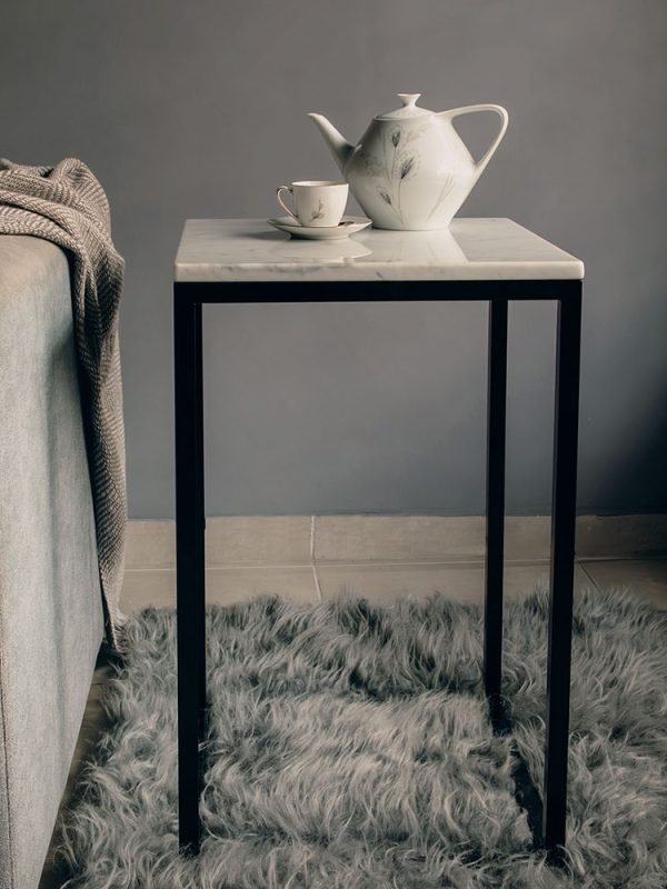 Mesa-De-Arrime-Cuadrada-de-Marmol-Carrara-Con-Base-De-Hierro-Negro-b